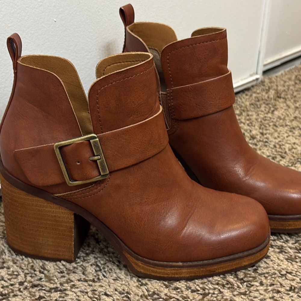 KORKS Tan Booties